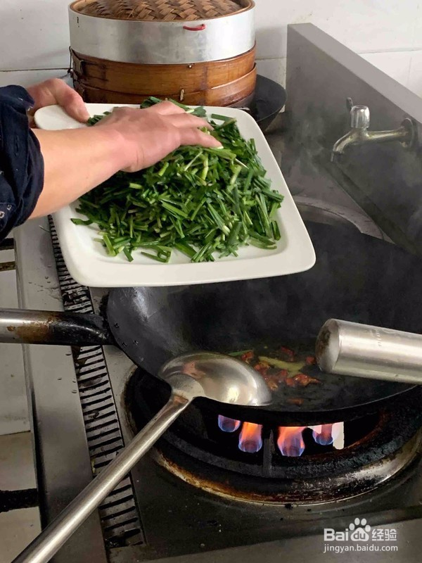 韭菜炒蛋皮的做法