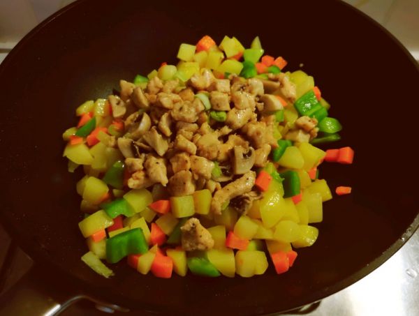 鸡肉口蘑炒三丁