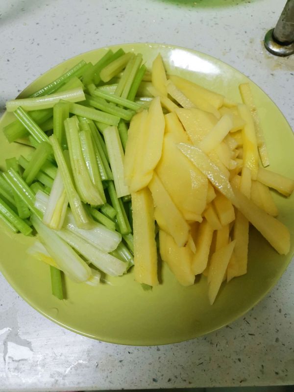 鸡丝芹菜炒土豆