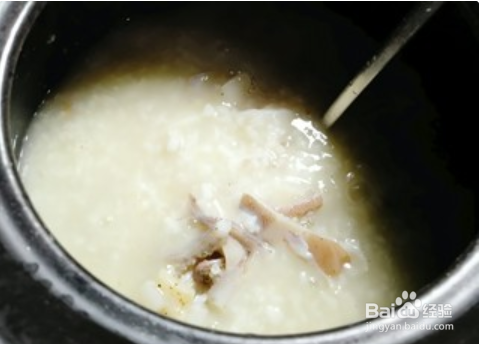 制作牡蛎鱿鱼粥