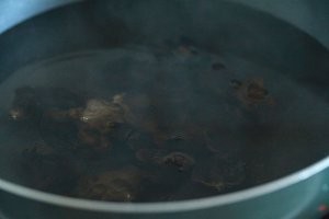 教你怎么做果仁菠菜拌木耳