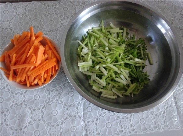 清脆可口的芹菜炒胡萝卜，让你唇齿留香!