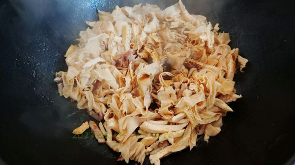 葱椒肉丝油豆皮