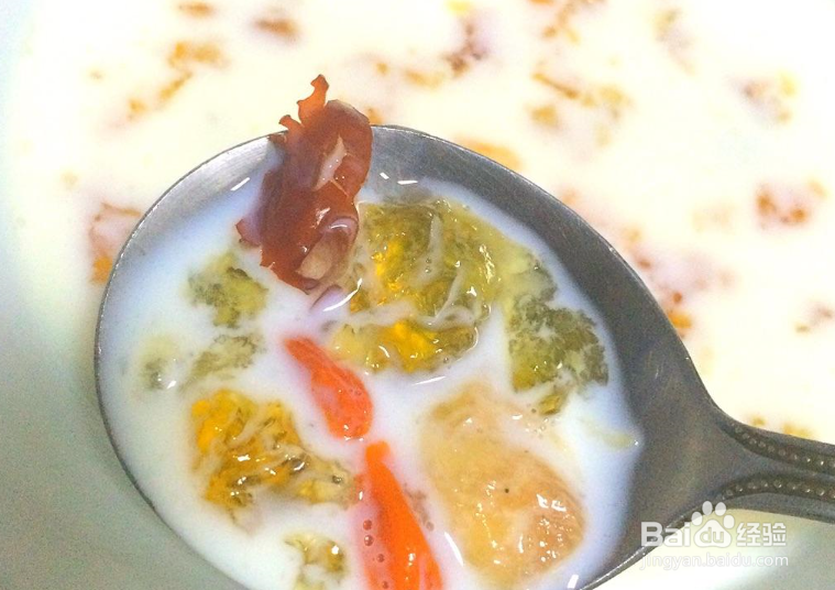 桃胶红枣枸杞牛奶做法