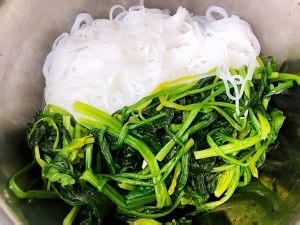 食补养生冬天吃的菠菜拌粉丝的做法