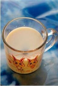 红巧梅花奶茶的简易做法