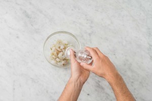 鲜虾菠菜贝壳意面的做法