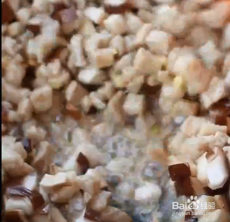 如何制作香菇肉丁炸酱面?