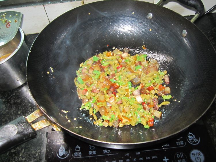 小炒咸菜腊肉丁怎么做好吃，看这个就能学会