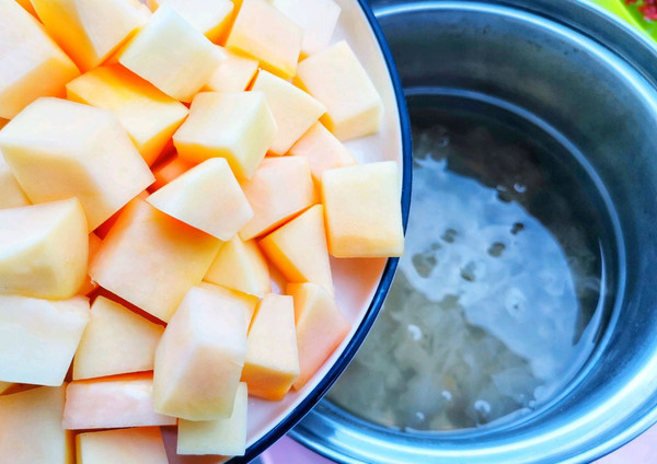 蔓越莓木瓜牛奶银耳羹