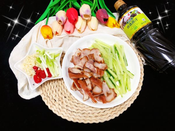 捞汁猪耳凉拌菜