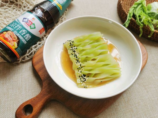 凉拌脆爽莴笋结