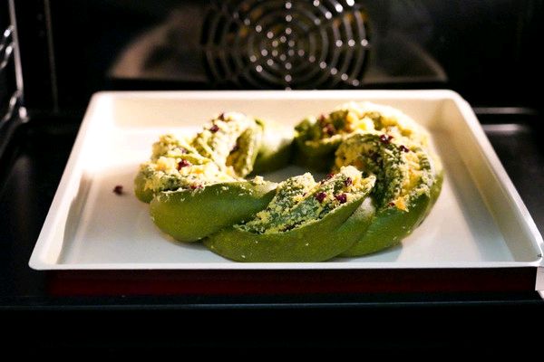 缤纷抹茶花环面包