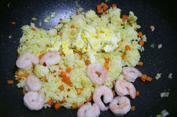 咖喱虾仁蛋炒饭