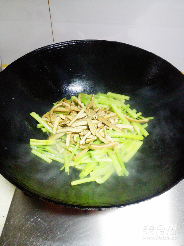 芹菜炒香干金鸡报喜合家乐