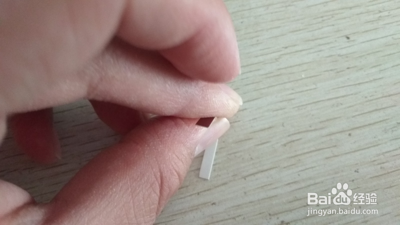 如何用两个长方形硬卡纸做两面放中性笔的支架