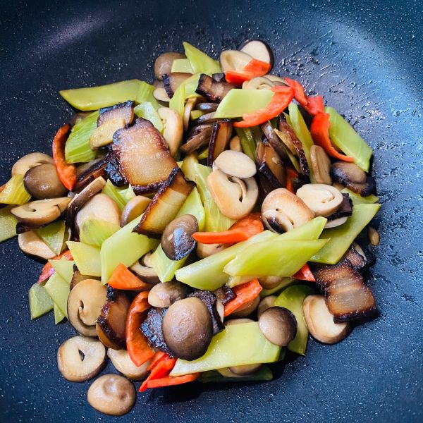 草菇青笋炒腊肉