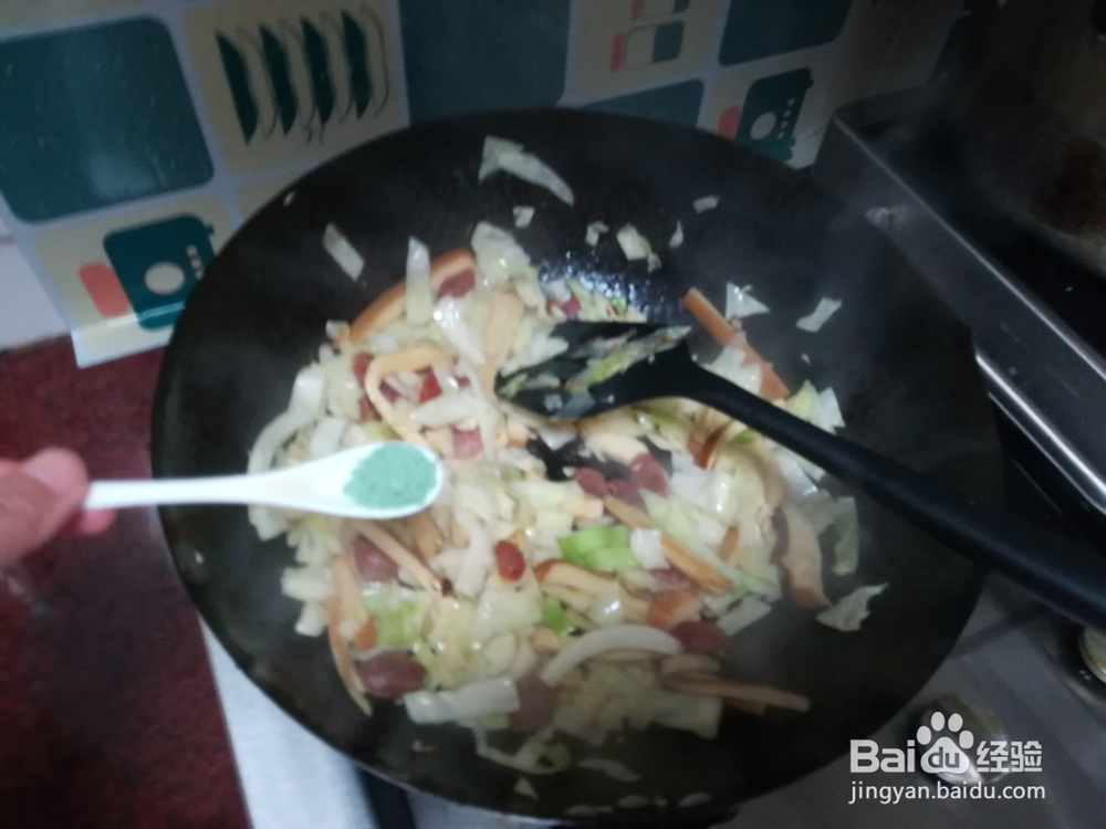 制作美味的腊肠炒椰菜