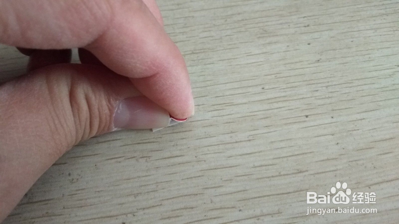 如何用两个半圆形硬卡纸做简易的中性笔的支架