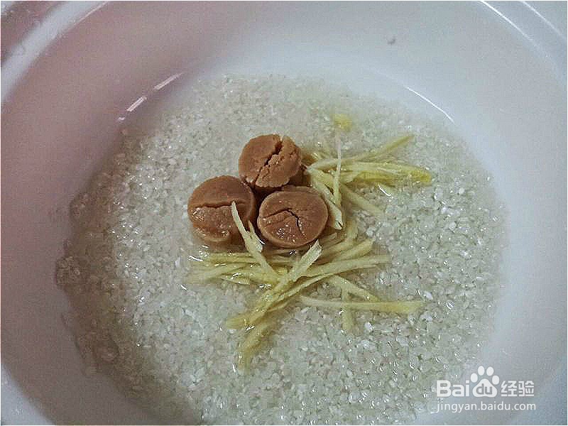 怎样做出家常菜系列之咸排骨皮蛋玉米砂锅粥