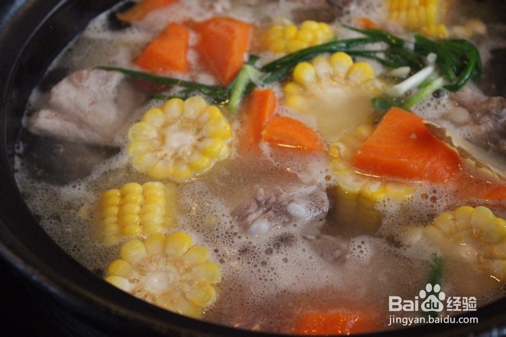 如何做玉米胡萝卜排骨汤？