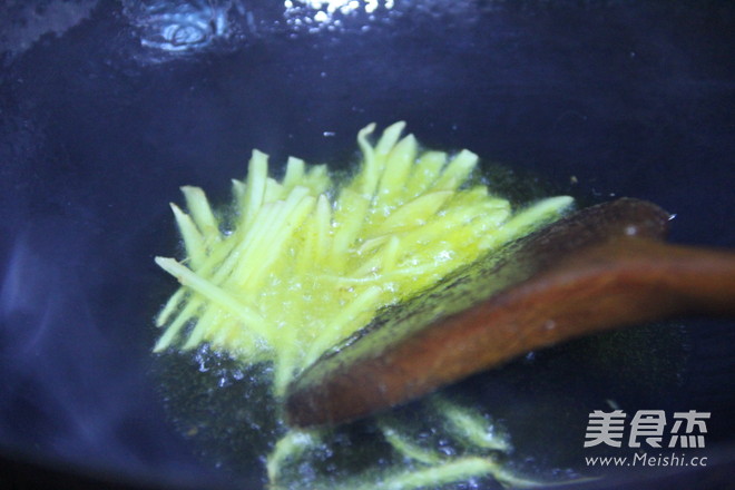 鱿鱼炒韭菜的做法