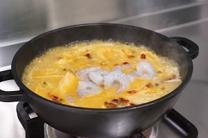 酸汤鲜虾羊肉卷的做法