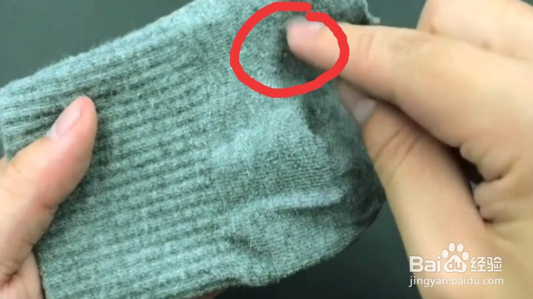 怎样用废弃的袜子制成手套