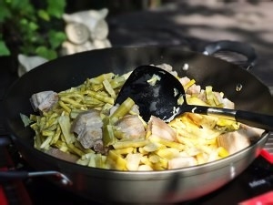 五花肉炖野笋的做法