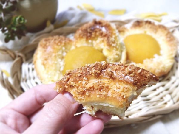 黄桃椰蓉心形面包