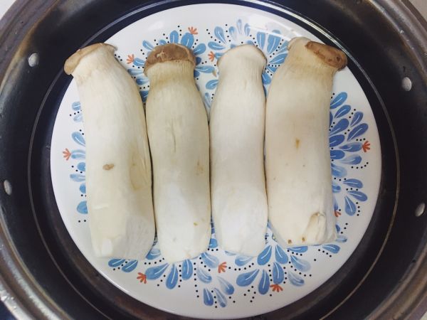 手撕香辣杏鲍菇