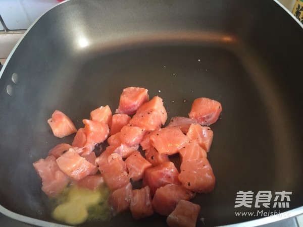 鱼子酱三文鱼意面