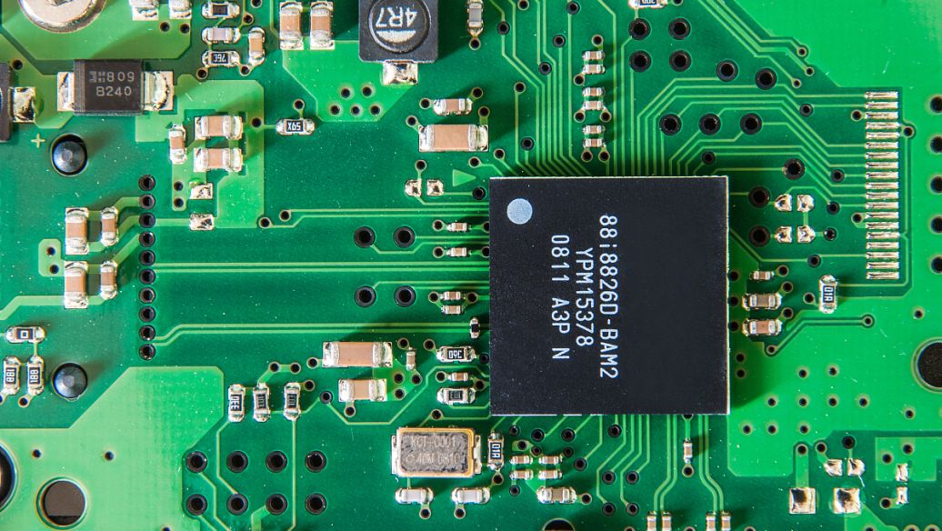 电脑耍英雄联盟，开始游戏了，就卡2分钟左右，一会又好了，一会又卡！怎么回事