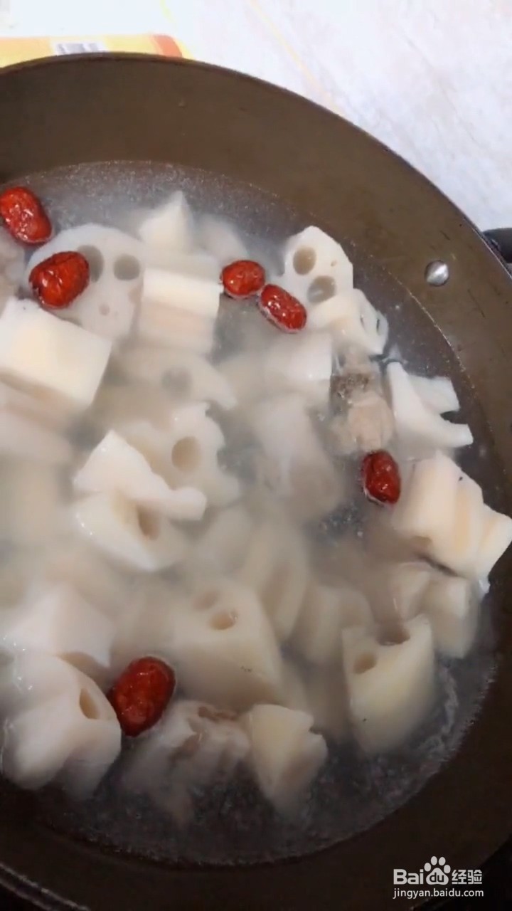 如何自制简单好喝的莲藕排骨汤