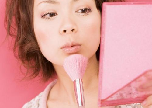 粉底液的使用秘诀 隔离霜和粉底先用哪个