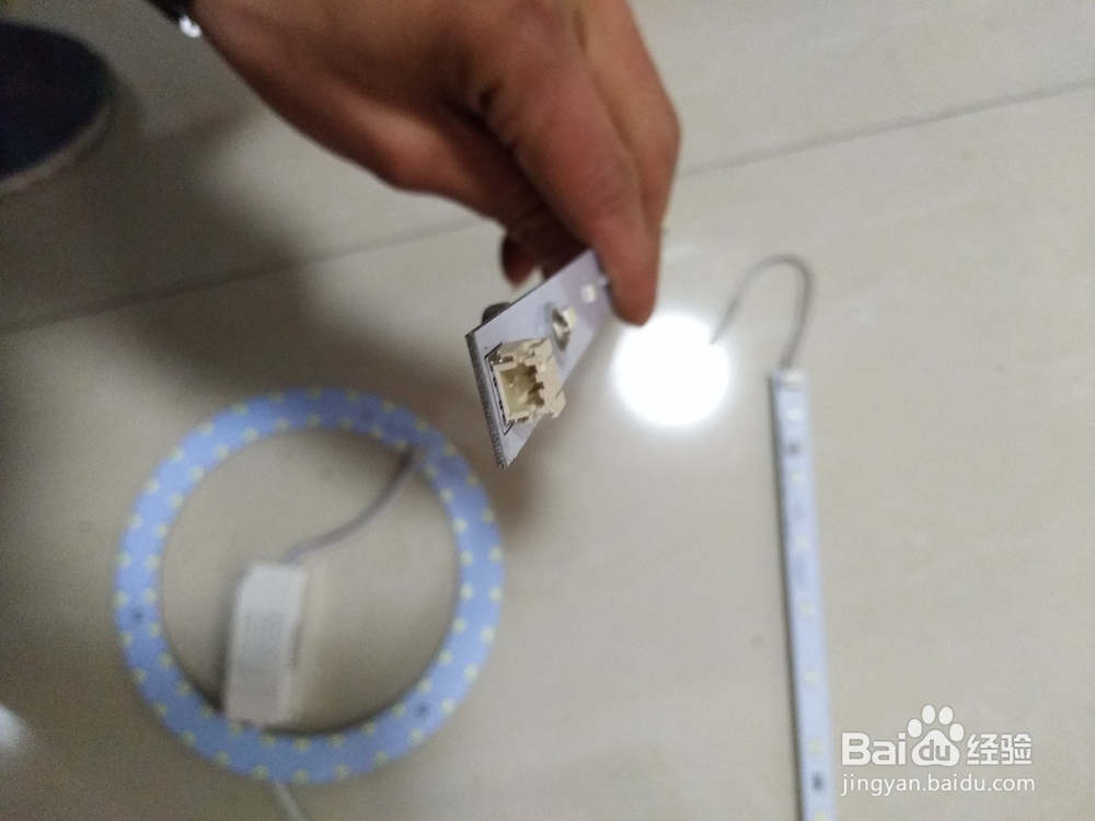 led灯板标准插头如何拔出