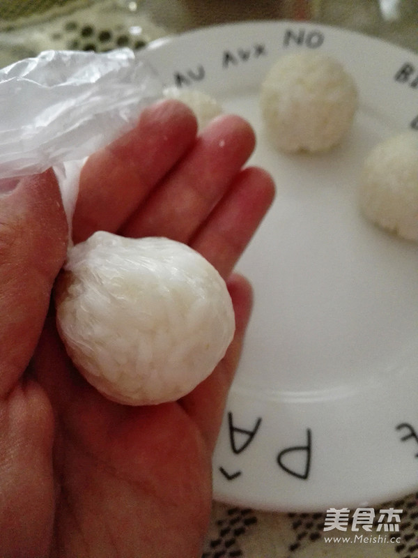 虾皮饭团的做法