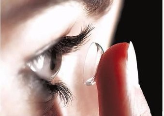 怎么戴隐形眼镜?