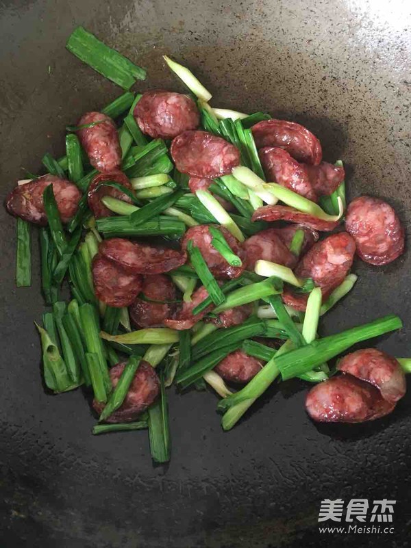 大蒜炒腊肠的做法