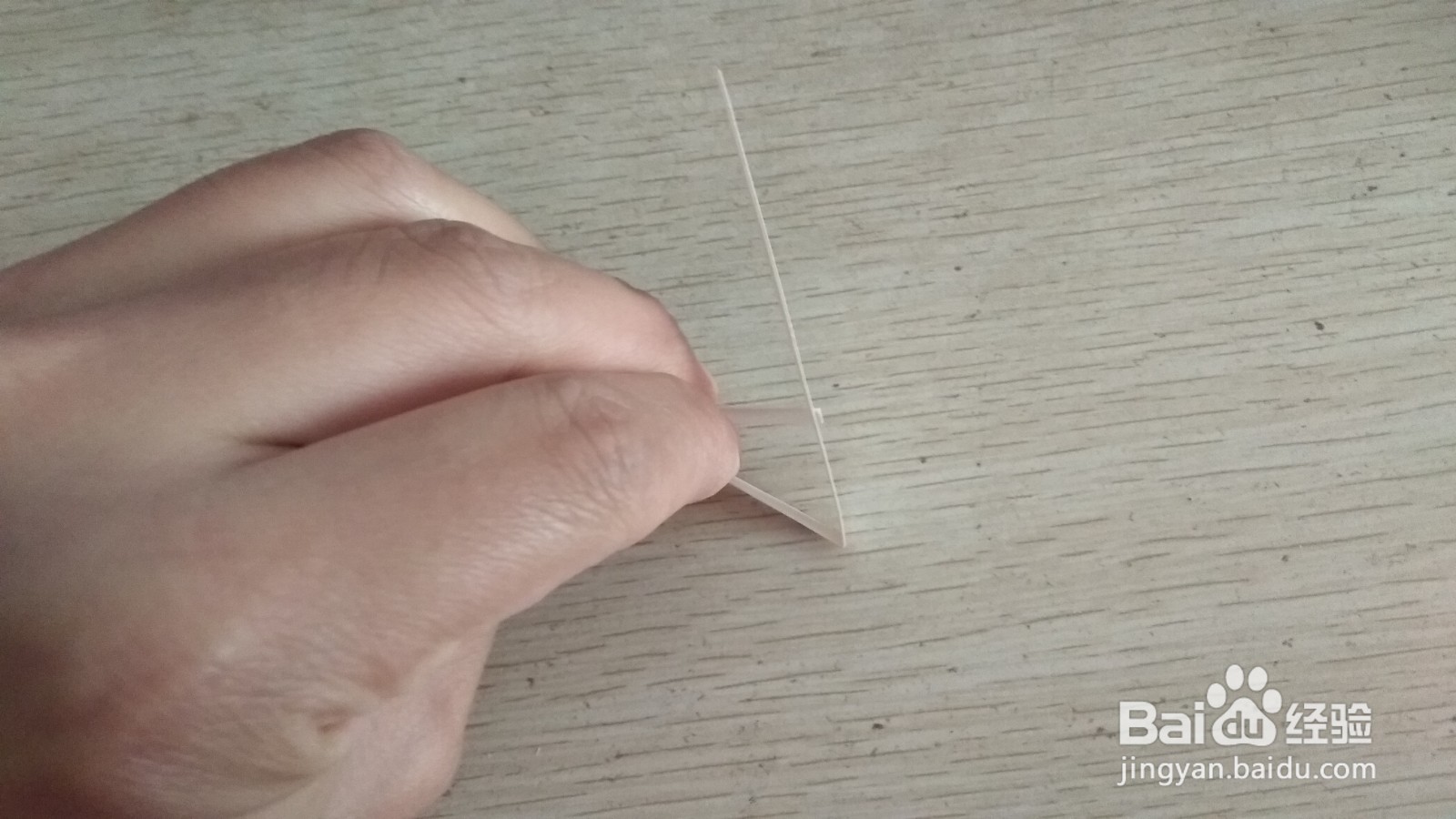 如何用一个长方形硬卡纸做两支中性笔的简易支架