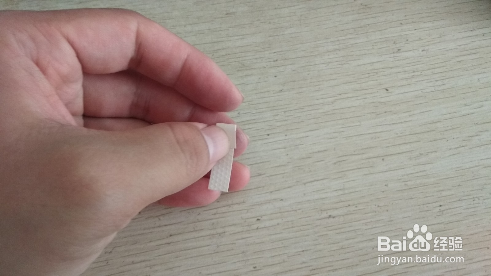 如何用两块小长方形水彩画纸做简易的手机支架