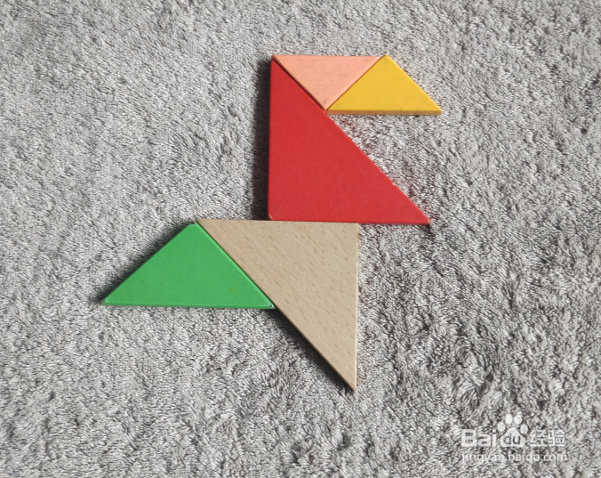 用七巧板怎样拼一个飞跨小水沟的小学生呢？