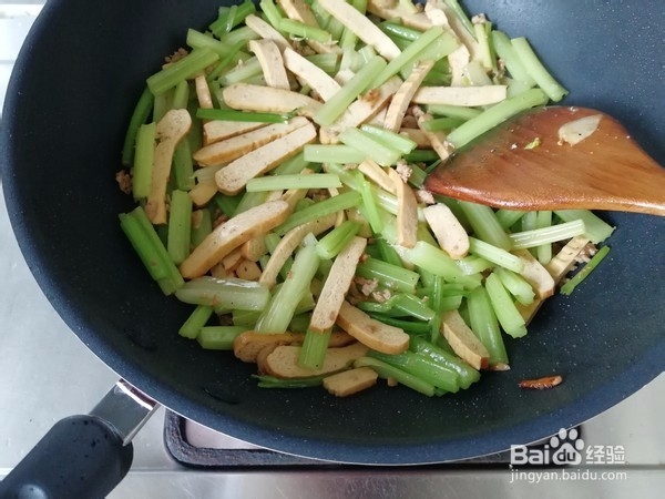 美味的肉末香干炒芹菜