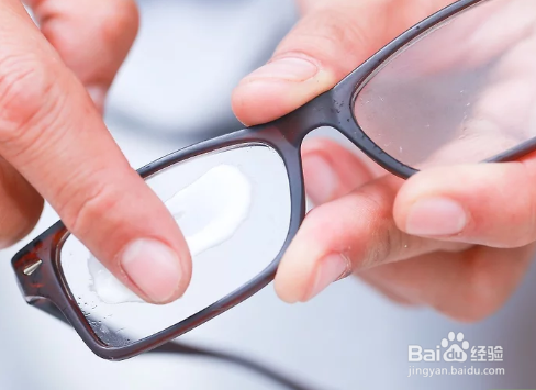 如何修复眼镜上的划痕