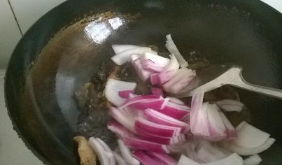 洋葱炒木耳是怎做的