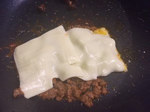 如何制作美味的茄子西葫芦牛肉芝士卷？
