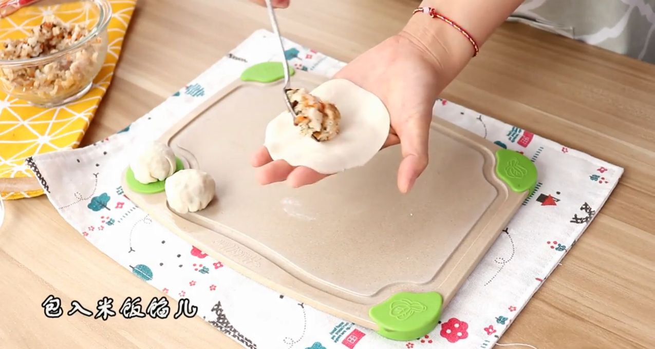 蛋抱米饭团子怎么做