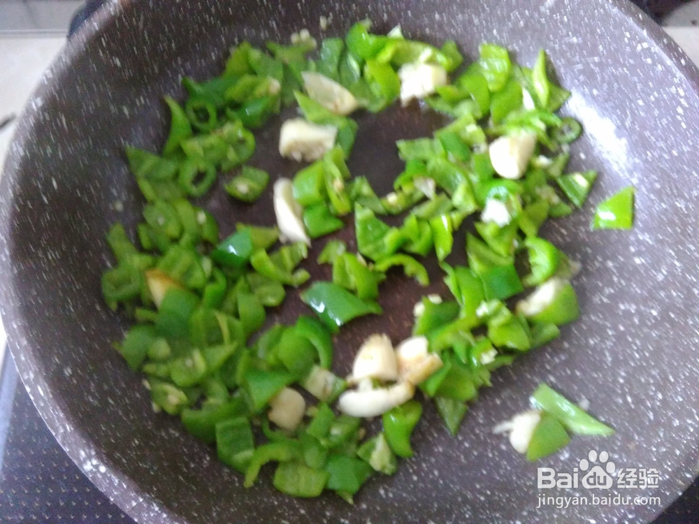 花生青椒爆蚕蛹的做法