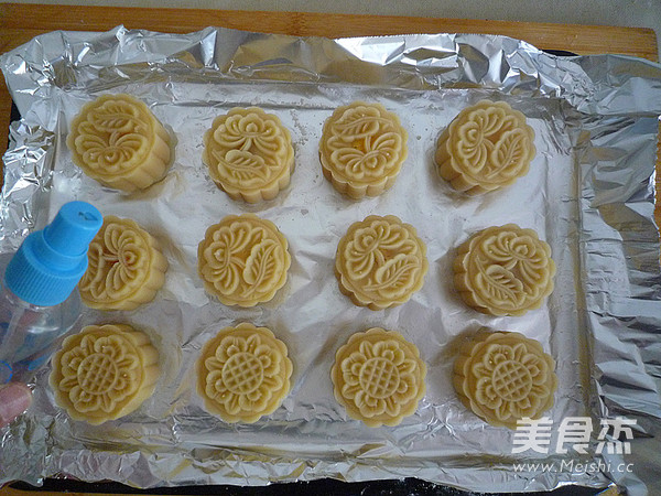 广式绿豆蛋黄月饼