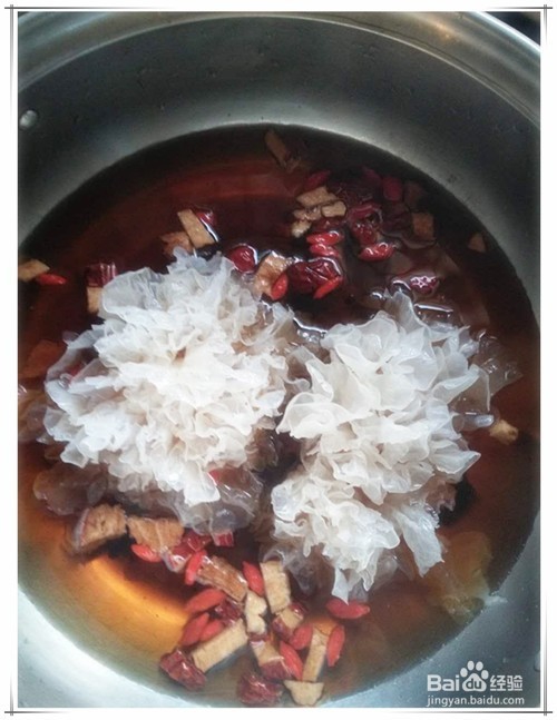 女性经期简易热饮——银耳红枣羹